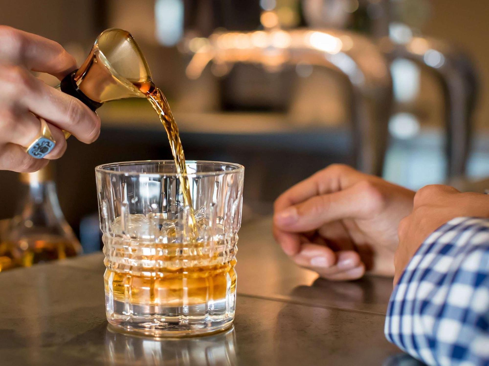 The William Inglis Mgallery Warwick Farm Bagian luar foto A bartender pouring a glass of Old Fashioned