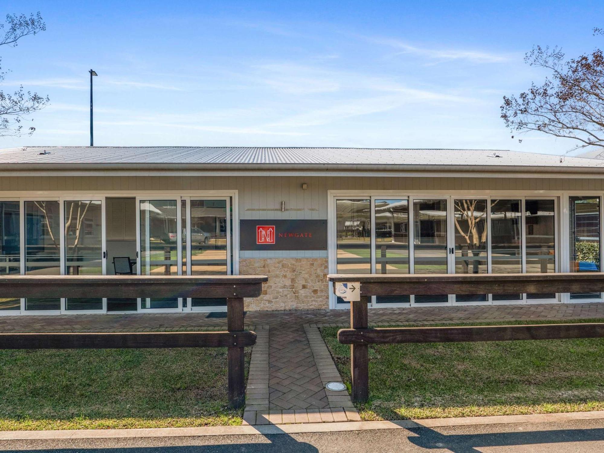 The William Inglis Mgallery Warwick Farm Bagian luar foto The station building